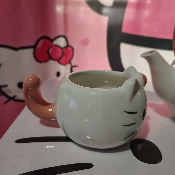 EXCLUSIVE - Hello Kitty Tea Set (Not A Toy) - Picture 6 of 8